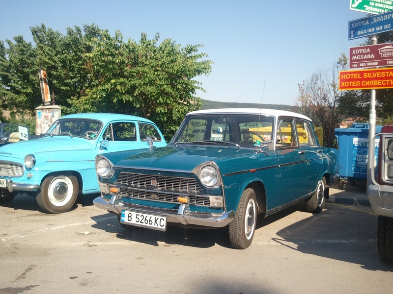 Изложение на ретро автомобили пред хълма Царевец във Велико Търново