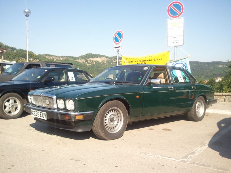 Изложение на ретро автомобили пред хълма Царевец във Велико Търново